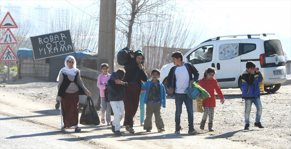 Cizre'de terörden kaçan siviller evlerine dönüyor