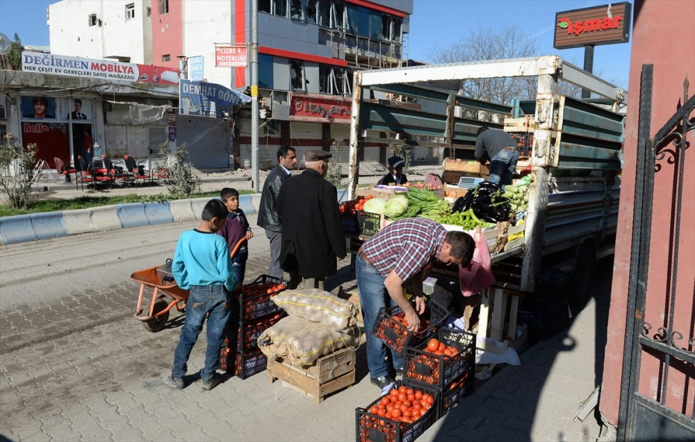 Cizre'de terörden kaçan siviller evlerine dönüyor