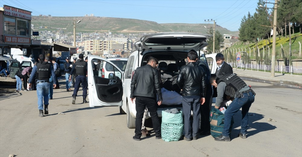 Cizre'de terörden kaçan siviller evlerine dönüyor