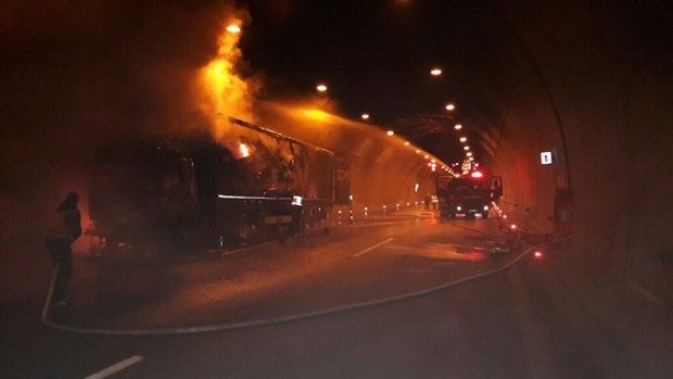 Tır yandı Bolu Dağı tüneli ulaşıma kapandı