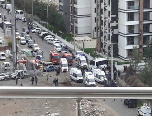 Diyarbakır'da polis servisine bombalı saldırı görüntüleri