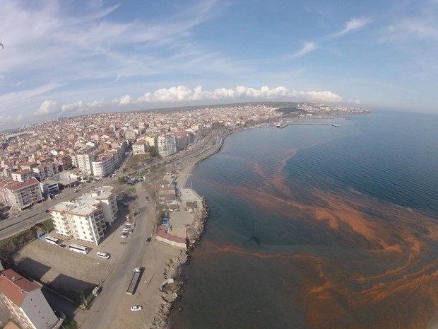 Tekirdağ sahilleri kızıla döndü