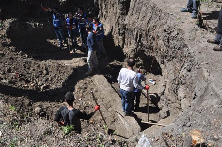 Define aradılar 2 bin yıllık mezar buldular