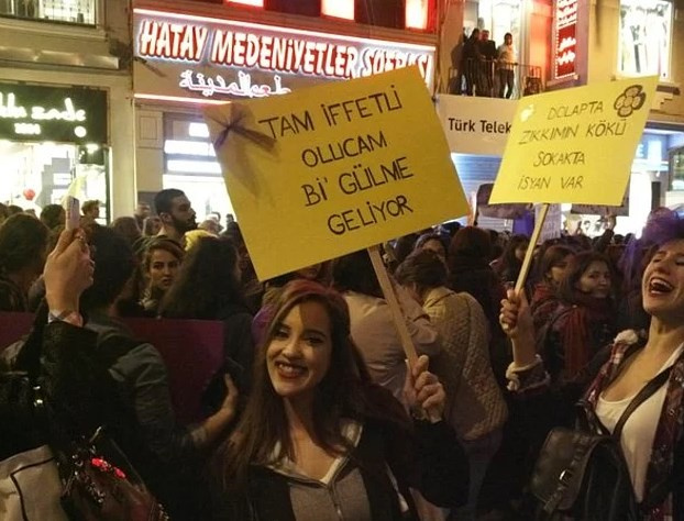 Kadınlar günü yürüyüşünden çılgın pankartlar