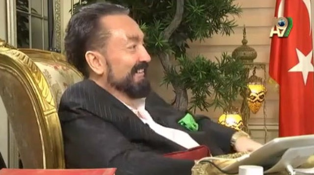 Adnan Oktar'la ilgili ilginç gerçek! Sırrını kediciklere anlattı