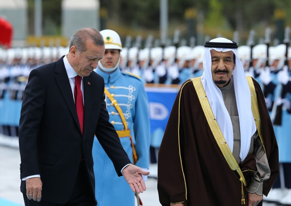 Kral Selman unutunca Erdoğan kolundan tutup....