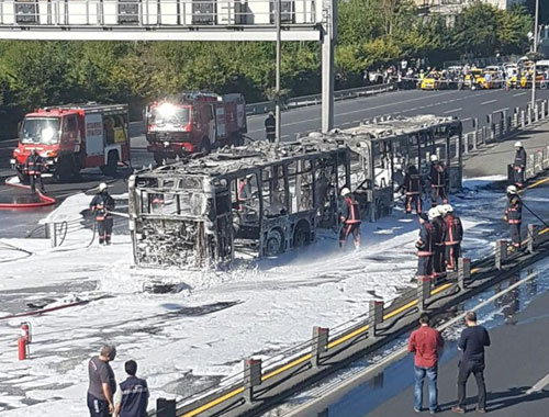 Cevizlibağ'da metrobüs yanıyor! Trafik durdu