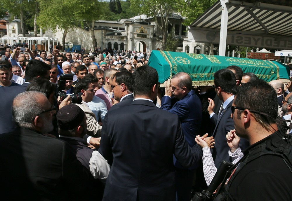 Cumhurbaşkanı Erdoğan tabuta omuz verdi!