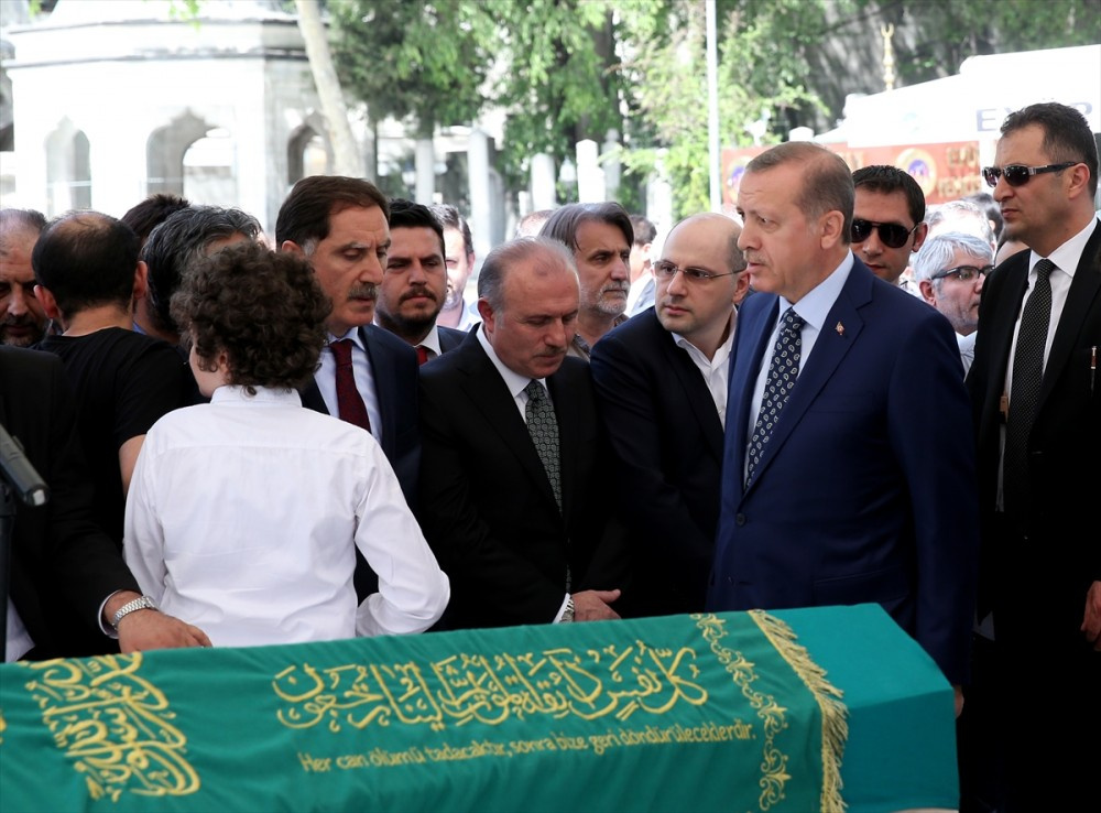 Cumhurbaşkanı Erdoğan tabuta omuz verdi!