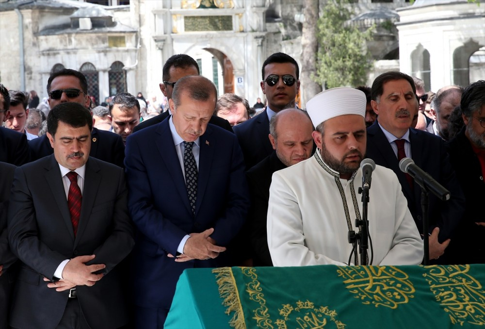 Cumhurbaşkanı Erdoğan tabuta omuz verdi!