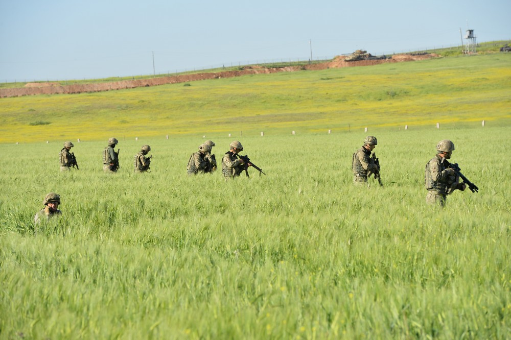 Asker Suriye'ye kaçmaya çalışan PKK'lıları vurup...