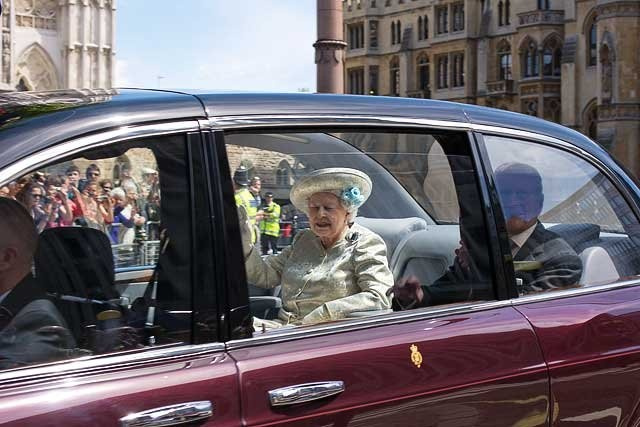 Kraliçe Elizabeth'in daha önce yaptığı işe çok şaşıracaksınız...