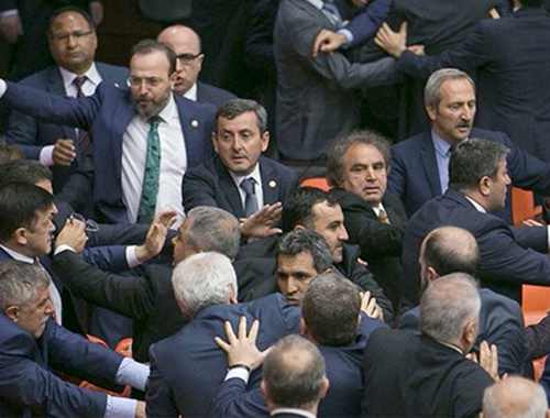 AK Parti ve HDP'li vekiller birbirine girdi Meclis karıştı!