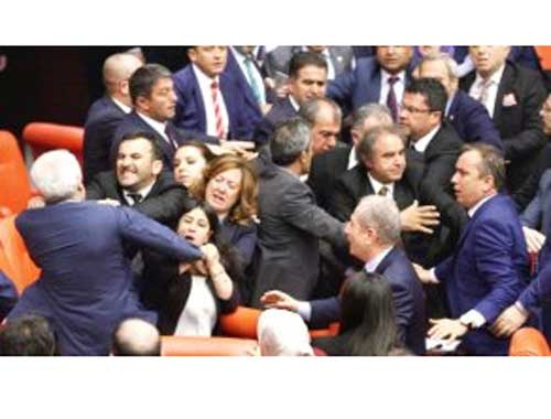 Meclis'te AK Parti'li ve HDP'li vekiller yumruk yumruğa kavga etti