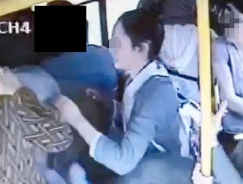 Halk otobüsünde taciz görüntüleri kadınlar fark edince...