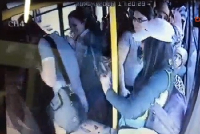 Halk otobüsünde taciz görüntüleri kadınlar fark edince...