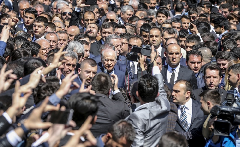 Türkeş'in mezarında gülümseten kare!