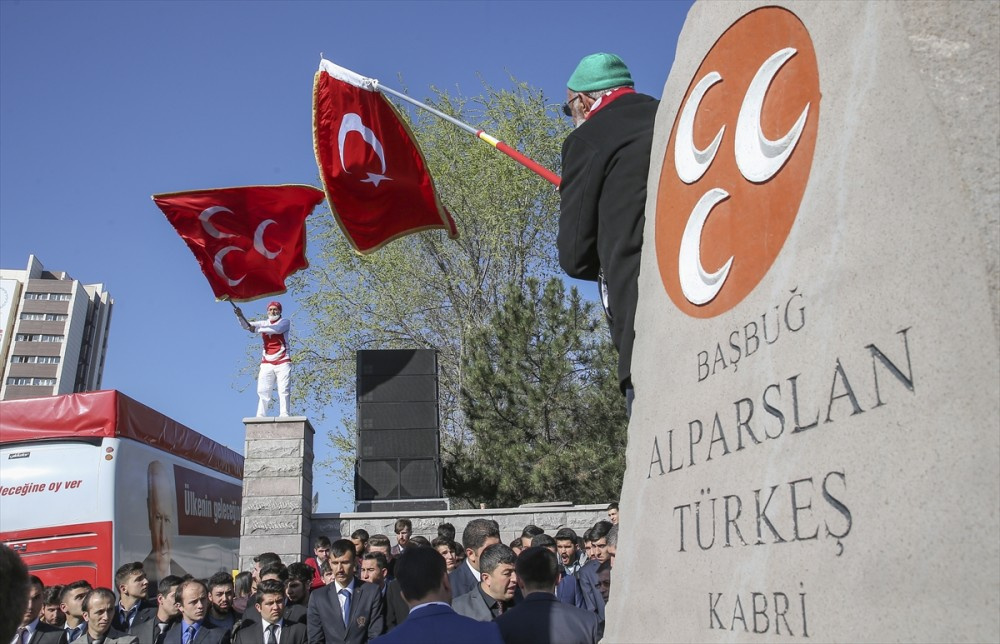 Türkeş'in mezarında gülümseten kare!