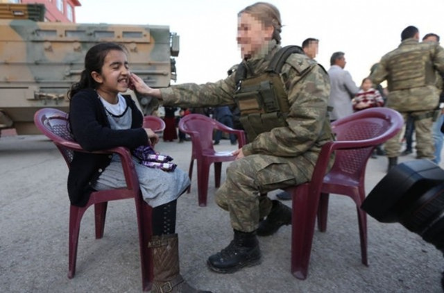 Hakkari'de kadın subay çocuklara moral verdi