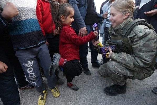 Hakkari'de kadın subay çocuklara moral verdi