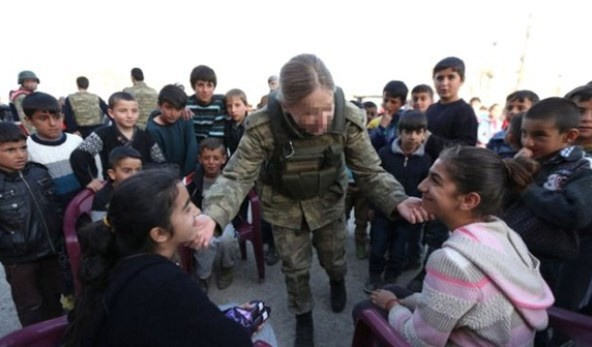 Hakkari'de kadın subay çocuklara moral verdi