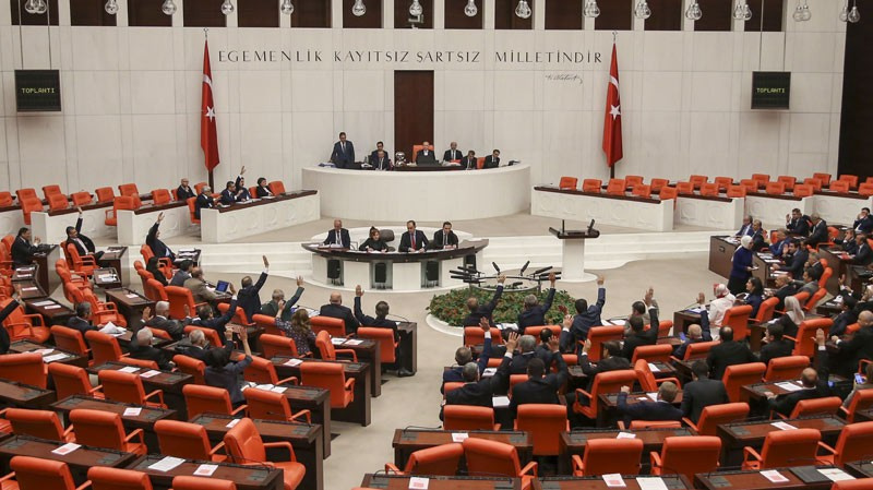 MHP'li Vural ve HDP'li Baluken ayakta alkışladı  