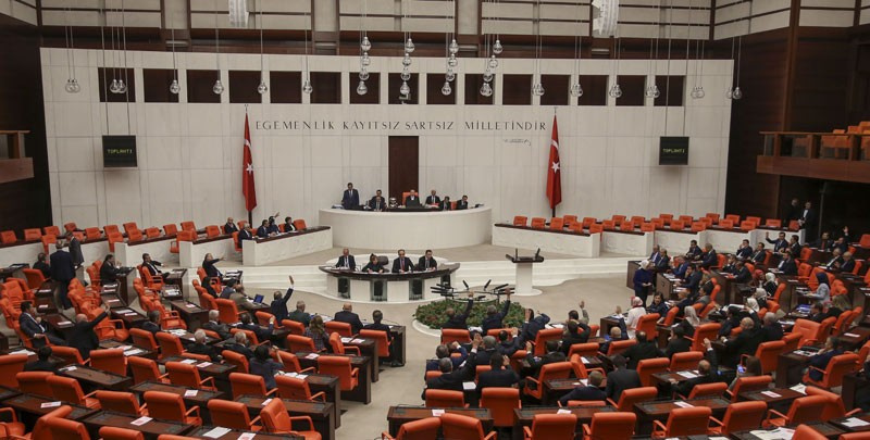 MHP'li Vural ve HDP'li Baluken ayakta alkışladı  