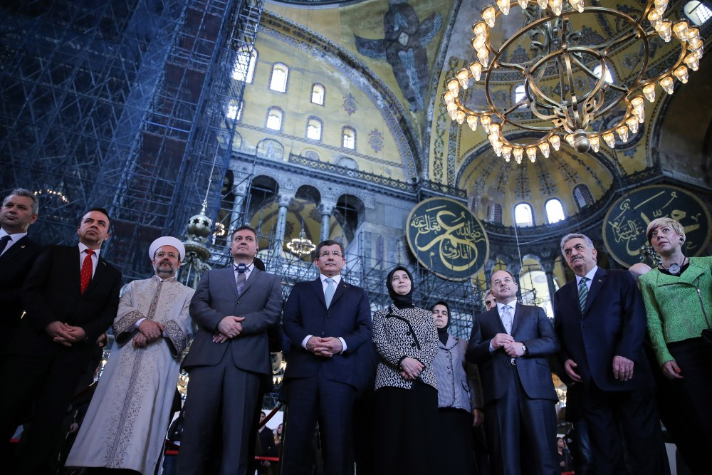 Davutoğlu Ayasofya'da gördüğü manzaraya hayran kaldı!