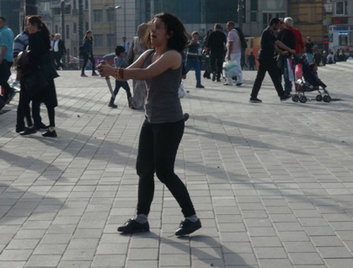 Taksim'de bonzai krizi ve bıçaklı kadın paniği!
