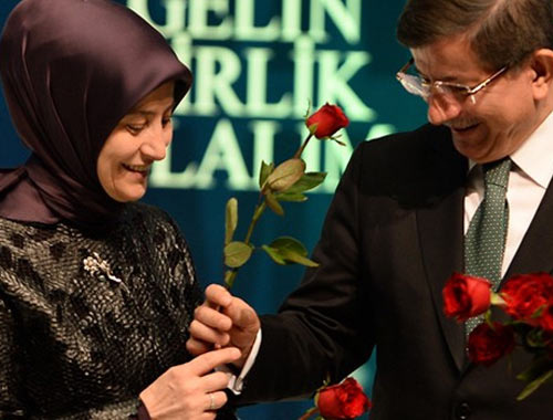 Davutoğlu'ndan eşine kırmızı gül