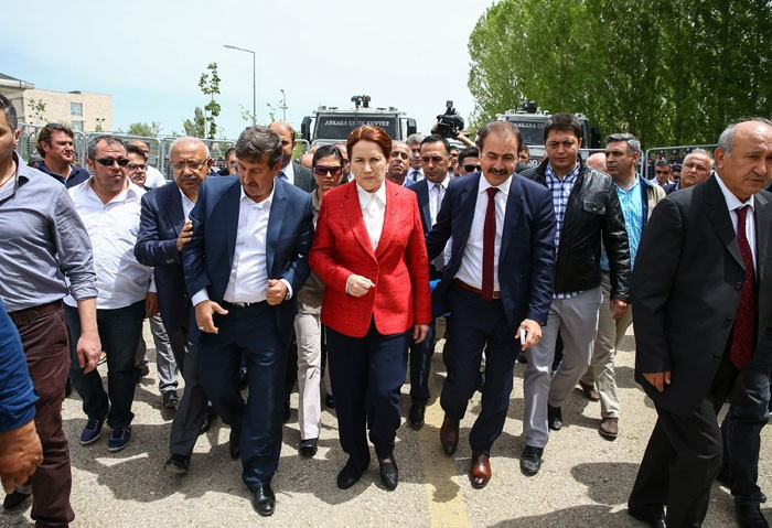 Meral Akşener TOMA'ların önünde