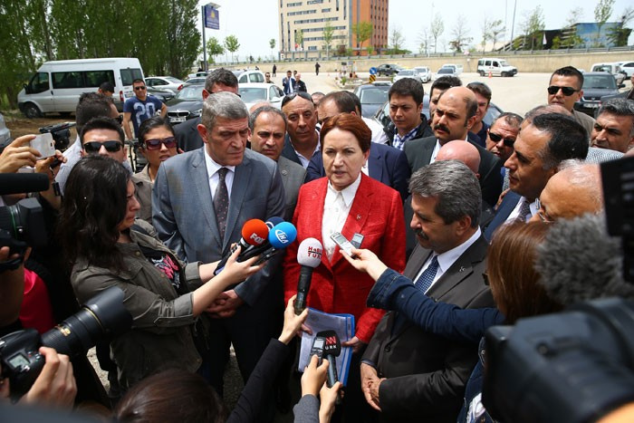 Meral Akşener TOMA'ların önünde