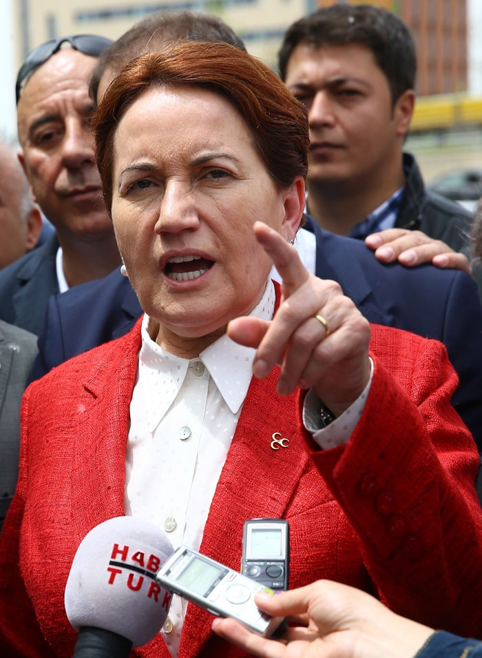 Meral Akşener TOMA'ların önünde