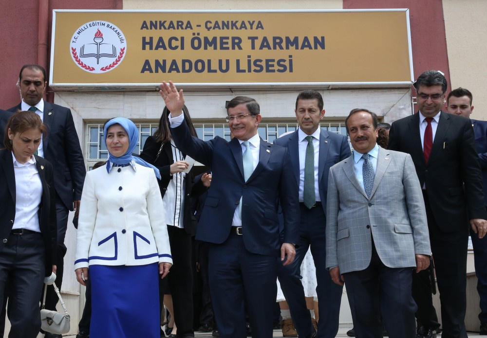 Davutoğlu'nun okul ziyaretinde ilginç an!