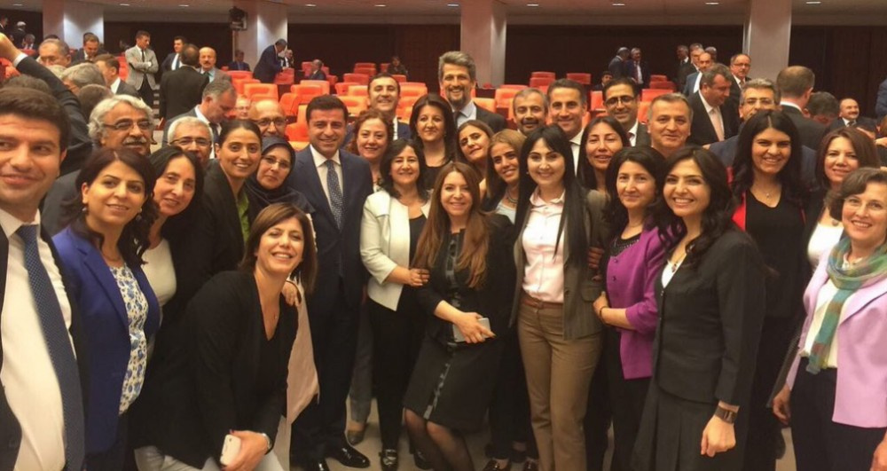 HDP'li milletvekillerinden Meclis'te dokunulmazlık fotoğrafı!