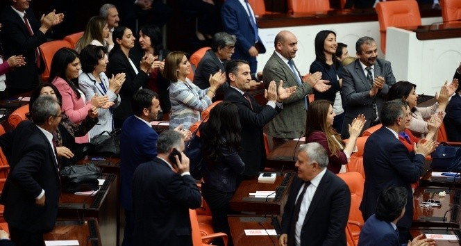 HDP'li milletvekillerinden Meclis'te dokunulmazlık fotoğrafı!