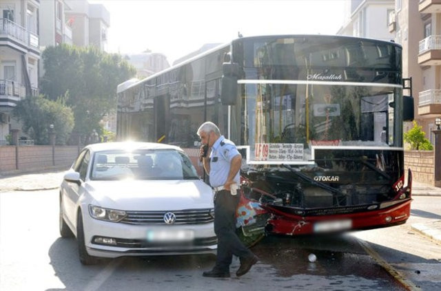 Polis Başmüfettişi kaza yaptı aklı silahlarda kaldı