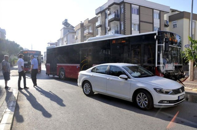 Polis Başmüfettişi kaza yaptı aklı silahlarda kaldı