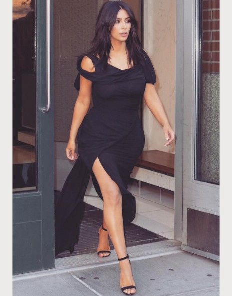 Kim Kardashian hamile mi? Uçakta yaptığı pes dedirtti!