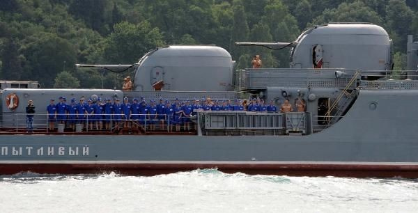 Boğaz'da dikkat çeken an! Rus savaş gemileri böyle geçti