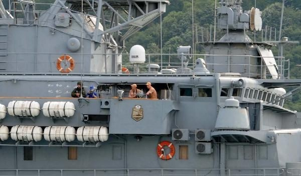 Boğaz'da dikkat çeken an! Rus savaş gemileri böyle geçti
