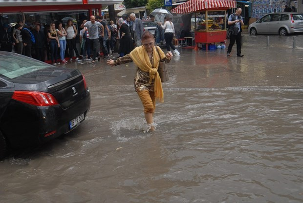 İzmir'de yağmur yağdı böyle oldu!
