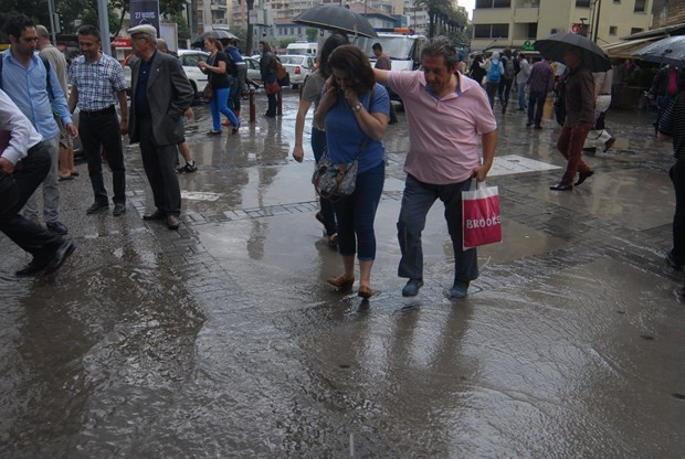 İzmir'de yağmur yağdı böyle oldu!