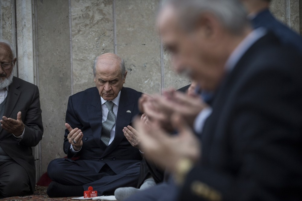 Devlet Bahçeli şehitleri anma töreninde bağdaş kurup...