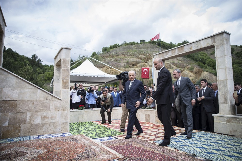 Devlet Bahçeli şehitleri anma töreninde bağdaş kurup...