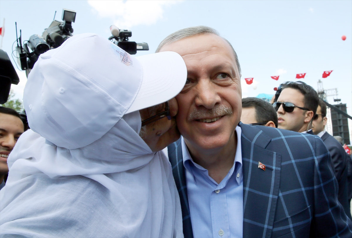 Diyarbakırlı teyze Erdoğan'ı yanağından öptü!