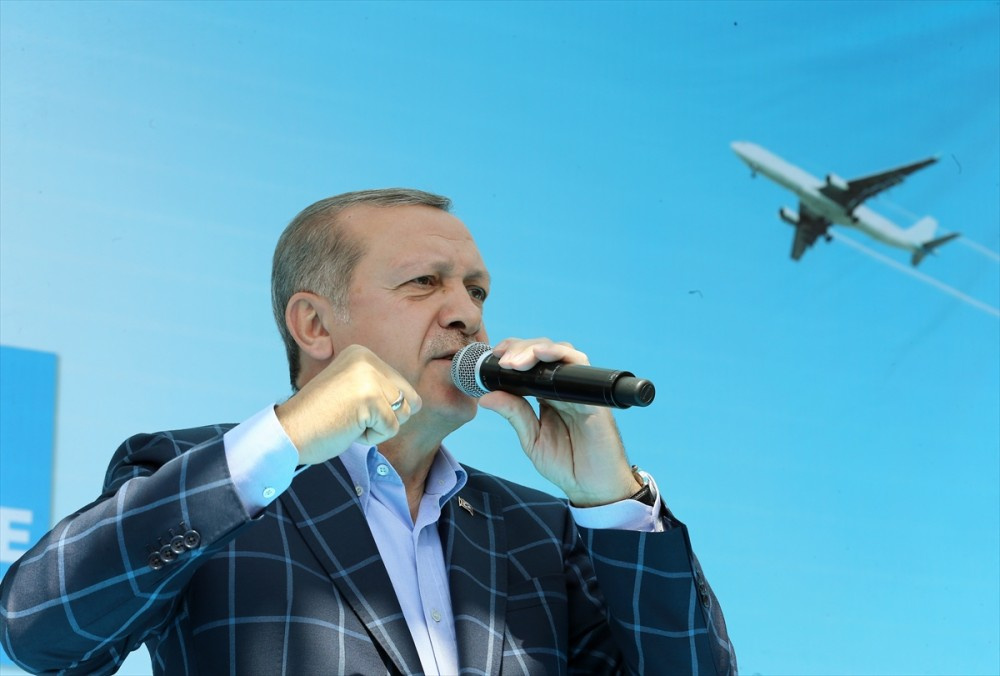 Diyarbakırlı teyze Erdoğan'ı yanağından öptü!