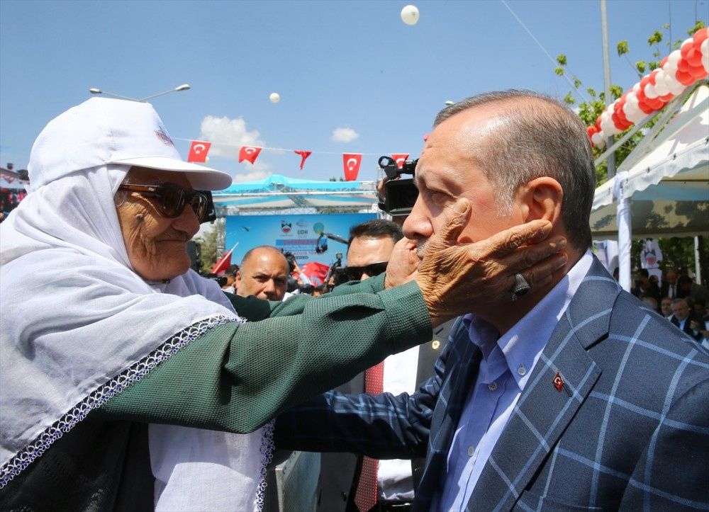 Diyarbakırlı teyze Erdoğan'ı yanağından öptü!