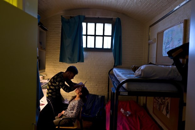 Boş hapishaneler göçmenlere ev oldu