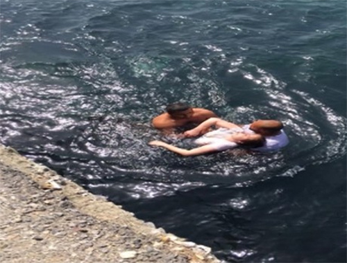 Denize düşen genç kızı, minibüs şoförü kurtardı